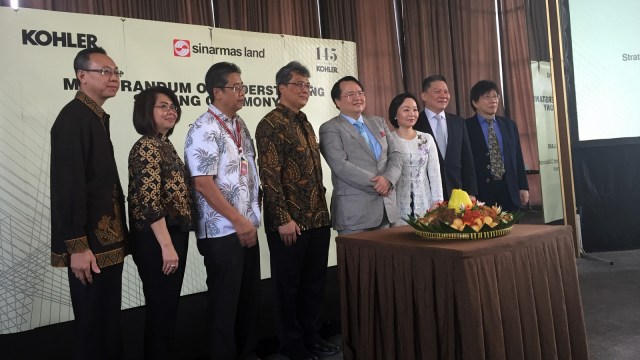 Potong tumpeng MoU Sinar Mas Land-Kohler Co. (Foto: Elsa Olivia Karina L Toruan/kumparan)