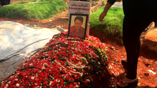 Pemakaman ayah Kiki Amalia (Foto: Alexander Vito/kumparan)