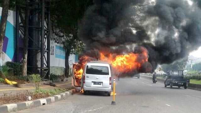 Mobil terbakar di Jl. Gatot Subroto (arah Slipi) (Foto: Twitter @TMCPoldaMetro)