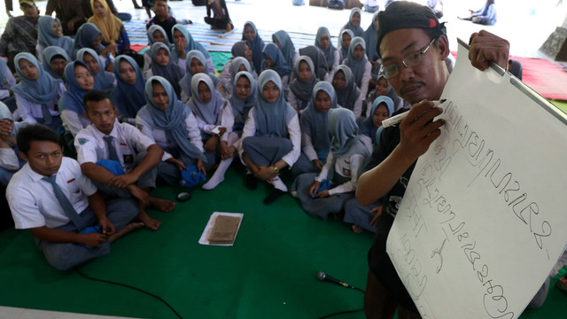 Perayaan Hardiknas dengan belajar huruf Jawa. Foto: Antara/Prasetia Fauzani