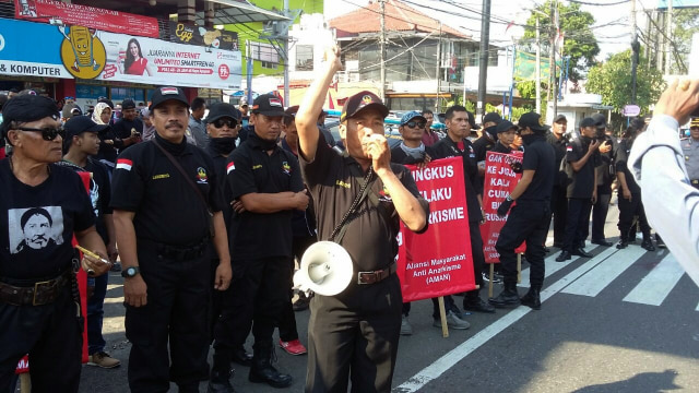 AMAN Gelar Aksi Damai di Pertigaan UIN Yogyakarta. (Foto: Arfiansyah Panji Purnandaru/kumparan)