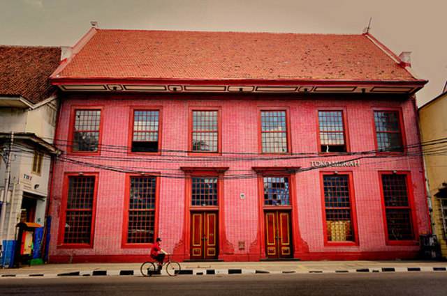 Keangkeran Toko Merah Kota Tua Jakarta (301817)