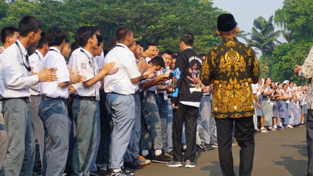 Jokowi bersama siswa OSIS berprestasi se-Indonesia (Foto: Yudhistira Amran Saleh/kumparan)