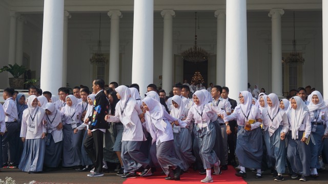 Jokowi bersama siswa OSIS berprestasi se-Indonesia (Foto: Yudhistira Amran Saleh/kumparan)