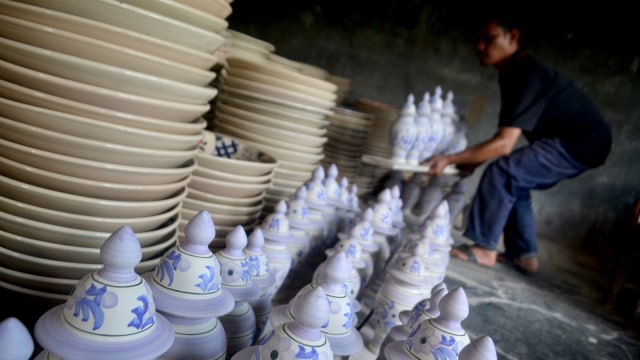 Industri keramik Sukatali (Foto: ANTARA FOTO/Agvi Firdaus)