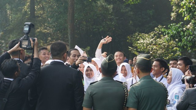 Jokowi ngevlog dengan siswa. (Foto: Yudhistira Amran Saleh/kumparan)