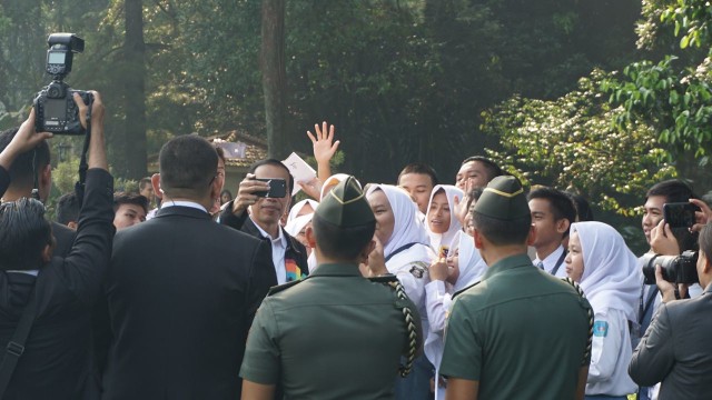 Jokowi ngevlog dengan siswa. (Foto: Yudhistira Amran Saleh/kumparan)
