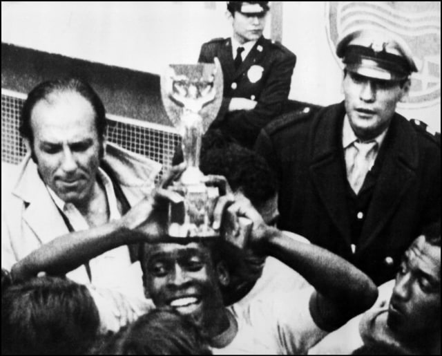 Pele mengangkat trofi Jules Rimet pada 1970. (Foto: AFP)
