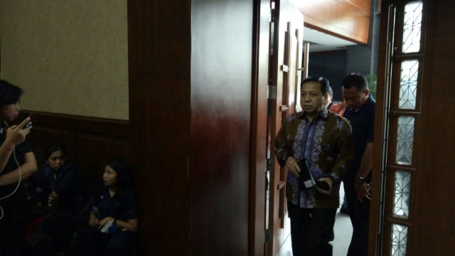 Setya Novanto memasuki ruang sidang Tipikor (Foto: Aprilandika  Hendra/kumparan)