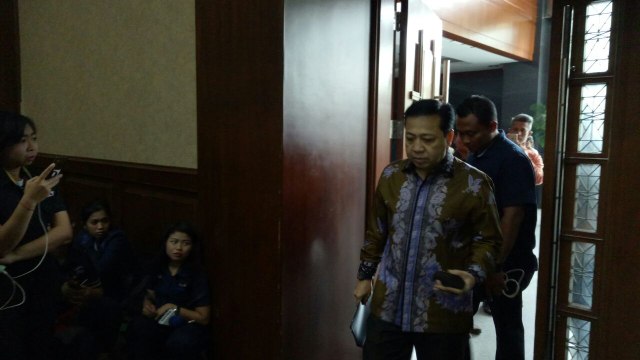 Setya Novanto memasuki ruang sidang Tipikor (Foto: Aprilandika  Hendra/kumparan)