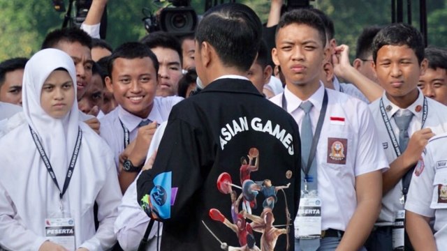 Joko Widodo dengan Jaket Asian Games. (Foto: dok. Biro Pers Setpres)