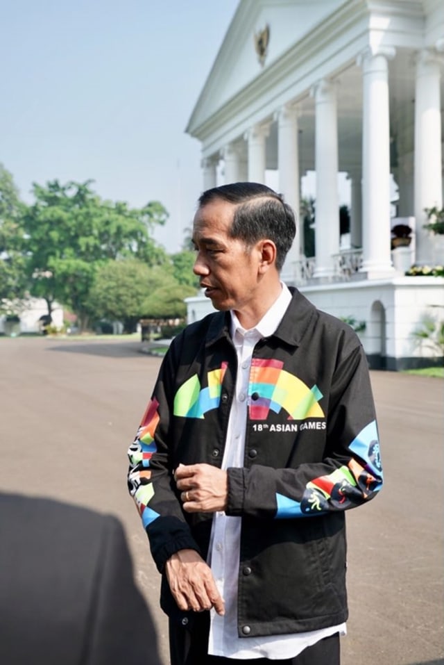 Joko Widodo dengan Jaket Asian Games. (Foto: dok. Biro Pers Setpres)