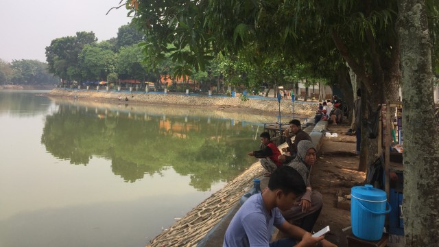 Pemancing di Danau Setu Babakan. (Foto: Bella Cynthia Ratnasari/kumparan)