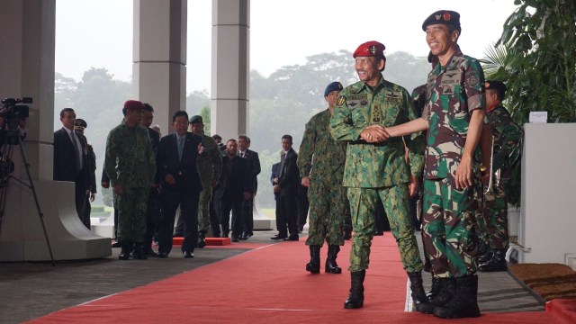 Sultan Hassanal Bolkiah dan Jokowi di Mabes TNI (Foto: Yudhistira Amran Saleh/kumparan)