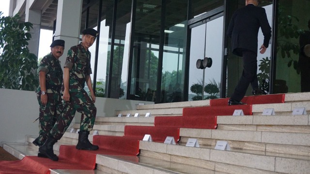 Jokowi dan Marsekal Hadi di Mabes TNI Cilangkap. (Foto: Yudhistira Amran Saleh/kumparan)