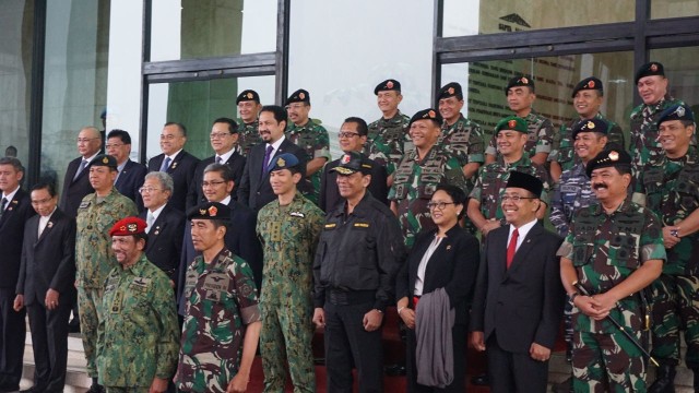 Jokowi & Sultan Bolkiah foto bersama di Mabes TNI. (Foto: Yudhistira Amran Saleh/kumparan)