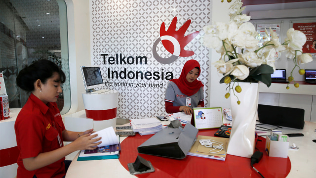 Petugas beraktivitas di gedung Telkom Indonesia. Foto: REUTERS/Beawiharta