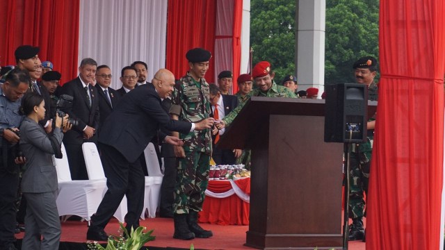 Jokowi dan Sultan Bolkiah di Mabes TNI. (Foto: Yudhistira Amran Saleh/kumparan)