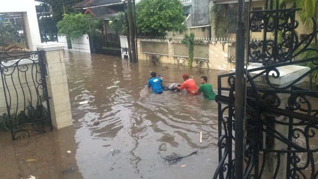 Banjir di Kalibata. (Foto: Dhini Hidayati/kumparan)