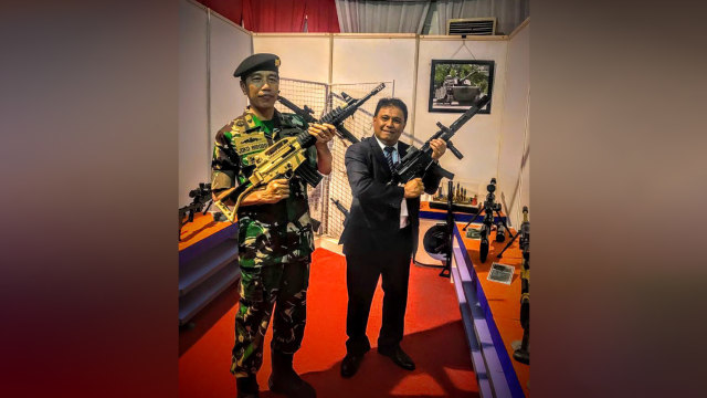 Jokowi berpose bawa senjata (Foto: Twitter @pindad)