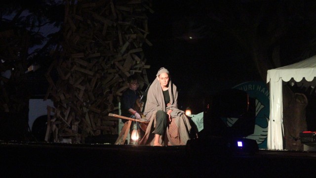 Pentas Monolog Cut Nyak Dhien (Foto: Maria Gabrielle Putrinda/kumparan)