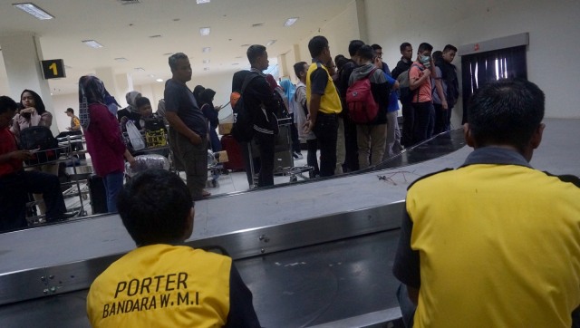 Warga Asing diduga TKA di Bandara Haluoleo. (Foto: Iqbal Firdaus/kumparan)