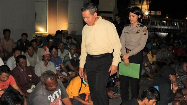 Gerombolan preman di Surabaya diamankan polisi. (Foto: Phaksy Sukowati/kumparan)