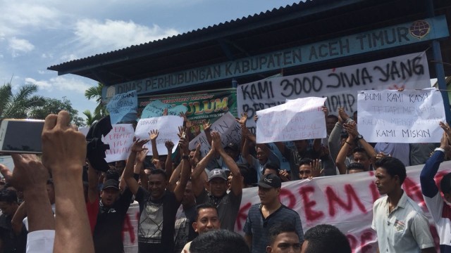 Unjuk rasa di lokasi ledakan sumur minyak Aceh. (Foto: dok. Istimewa)