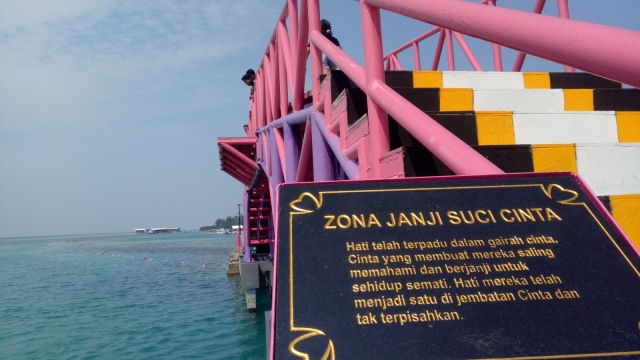 Zona Cinta di Jembatan Cinta, Pulau Tidung. (Foto: Ochi Amanaturrosyidah/kumparan)