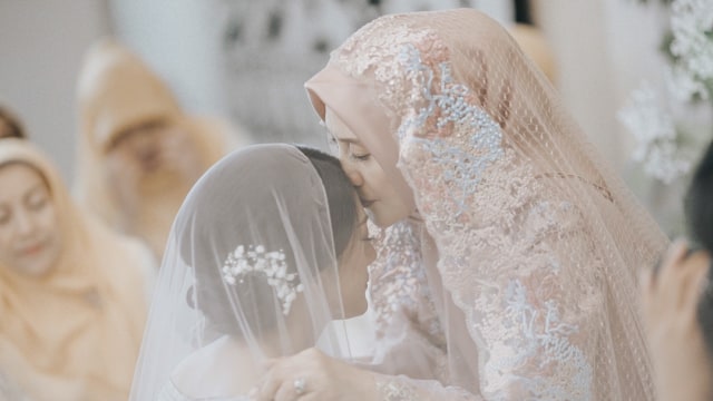 H-1 Pernikahan, Tangis Anissa Aziza Pecah saat Proses Pengajian (327998)