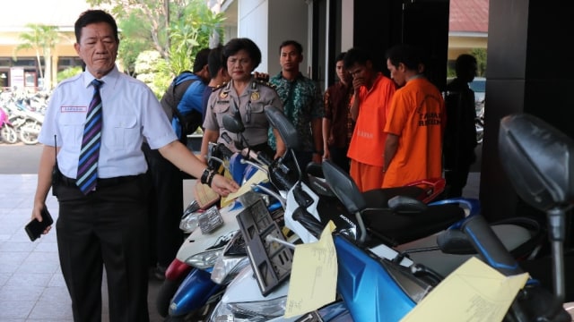 Rilis kasus pencurian rumah kosong (Foto: Dok. Polres Metro Bekasi)