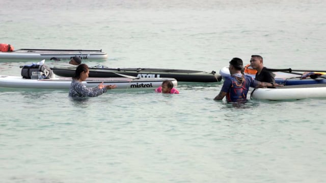 Susi Paddling dengan Anaknya (Foto: Aditia Noviansyah/kumparan)