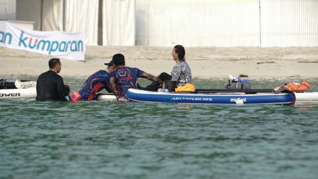 Menteri Susi melakukan pemanasan paddling. (Foto: Helmi Afandi Abdullah/kumparan)
