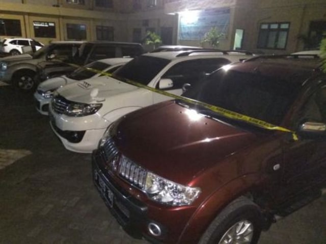 KPK Sita 16 Mobil dari Showroom Terkait Kasus Korupsi Bupati Mojokerto