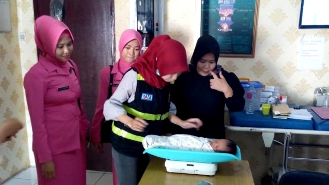Polres Bogor rawat bayi terlantar. (Foto: Dok. Polres Bogor)
