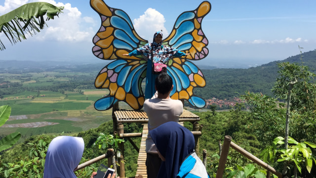 Melihat Keindahan Alam Tegal dari Bukit Bulak Cempaka