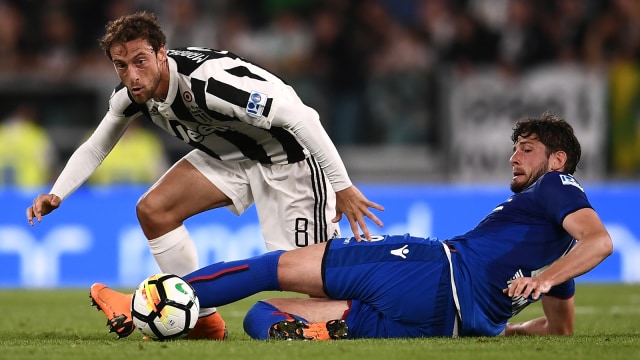Claudio Marchisio berduel dengan Felipe Avenatti. (Foto: Marco Bertorello/AFP)