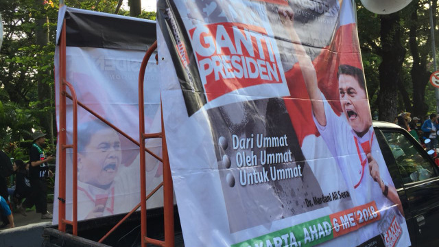 Spanduk 2019 ganti Presiden di sekitar Monas (Foto: Raga Imam/kumparan)