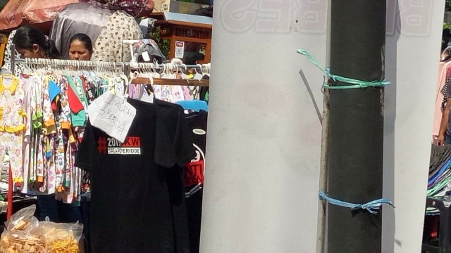 Penjual kaus #JKWsalam2periode. (Foto: Aria Rusta/kumparan)