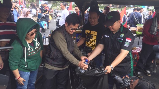 Cak Imin bersih-bersih sampah plastik di Senayan. (Foto: Ainul Qalbi/kumparan)