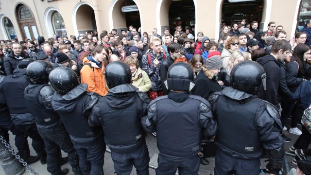 Demonstrasi jelang pelantikan Vladimir Putin. (Foto: AP Photo/Pavel Golovkin)