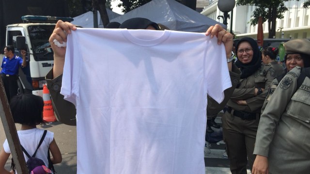 Kaus putih milik petugas Satpol PP. (Foto: Mirsan Simamora/kumparan)