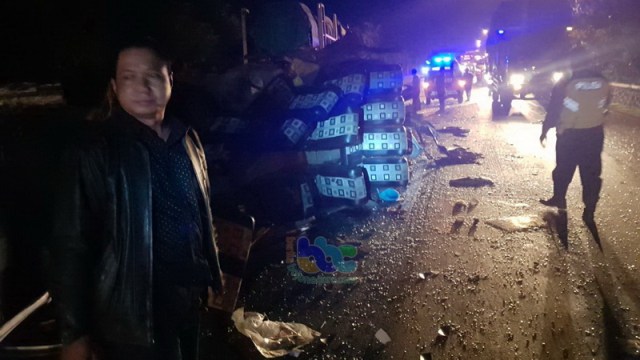 3 Orang Tewas Akibat Kecelakaan Minibus Tabrak Truk Trailer di Tuban