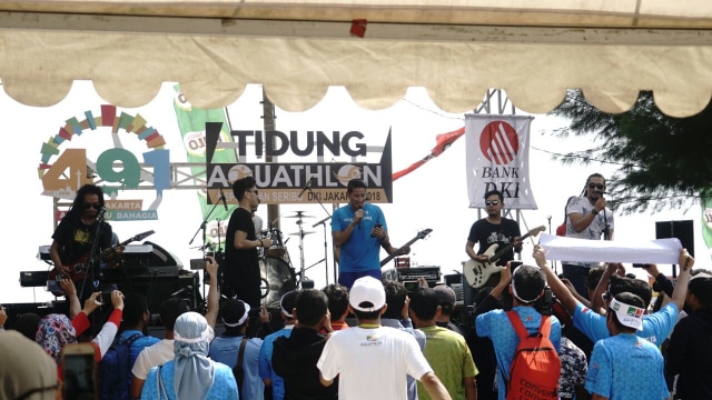 Sandiaga Uno bernyanyi usai Tidung Aquathlon. (Foto: Helmi Afandi/kumparan)