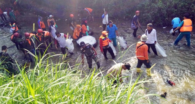 Aqua dan Muspika Cicurug Bersihkan Sungai Cicatih Sukabumi