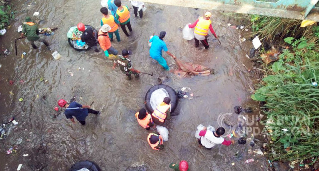 Aqua dan Muspika Cicurug Bersihkan Sungai Cicatih Sukabumi (1)