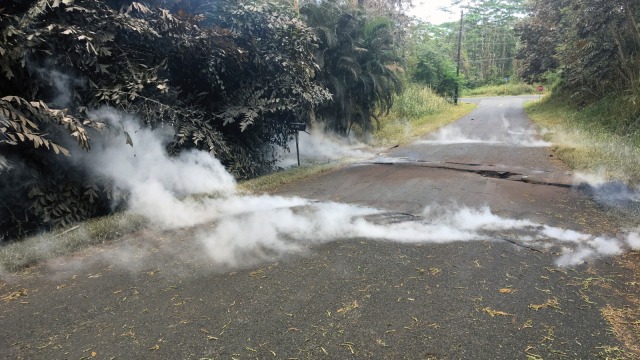 Lahar panas Gunung Kilauea memasuki permukiman (Foto: AP Photo/Marco Garcia)