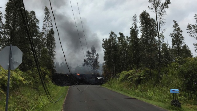 Lahar panas Gunung Kilauea memasuki permukiman (Foto: AP Photo/Marco Garcia)
