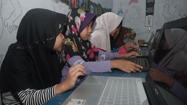 Pengenalan digital bagi masyarakat Desa Digital. Foto: Garin Gustavian/kumparan