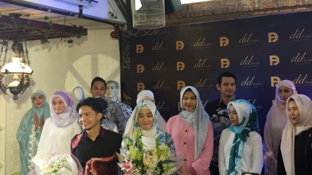 Dimas dan Dhini bersama koleksi busana DA & DD. (Foto: Alexander vito/kumparan)